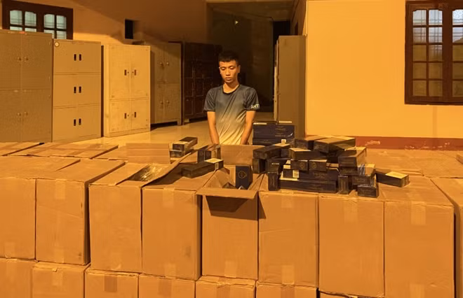 Đối tượng Vũ Văn Thanh và số thuốc lá thu được.
