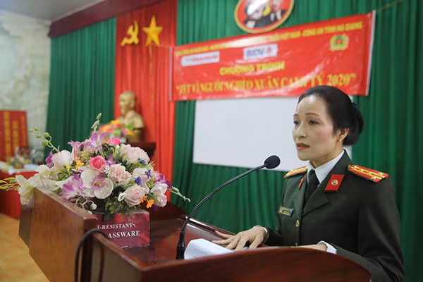 Đại tá Nguyễn Thúy Quỳnh, Phó Cục trưởng Cục Truyền thông CAND, Phó Tổng Biên tập Báo CAND phát biểu tại buổi trao quà tới bà con xã Ma Lé.