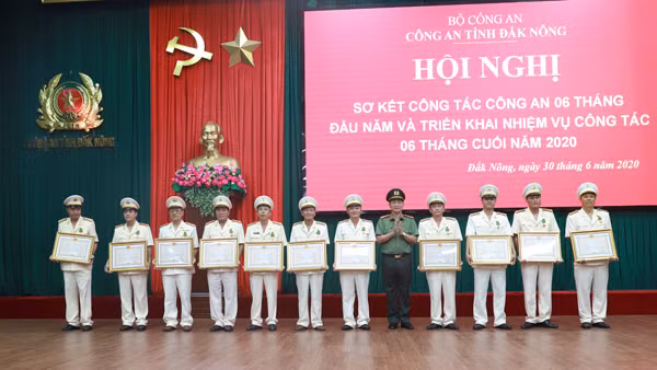 Thừa ủy quyền, Đại tá Hồ Văn Mười - Giám đốc Công an tỉnh Đắk Nông trao Huân chương Bảo vệ Tổ quốc hạng ba cho các cá nhân.