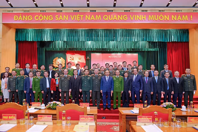 Hội nghị Công an toàn quốc lần thứ 75 vinh dự được đón Thủ tướng Nguyễn Xuân Phúc và nhiều đồng chí lãnh đạo Trung ương đến dự. (Trong ảnh: Thủ tướng Nguyễn Xuân Phúc và các đại biểu tại phiên khai mạc Hội nghị ngày 24-12-2019). Hội nghị Công an toàn quốc lần thứ 75 vinh dự được đón Thủ tướng Nguyễn Xuân Phúc và nhiều đồng chí lãnh đạo Trung ương đến dự. (Trong ảnh: Thủ tướng Nguyễn Xuân Phúc và các đại biểu tại phiên khai mạc Hội nghị ngày 24-12-2019).