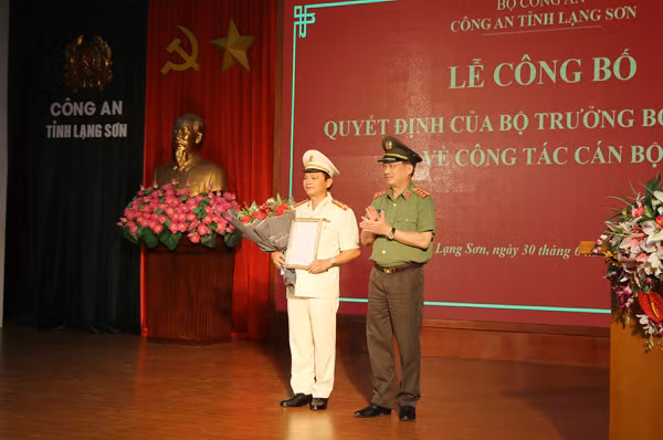 Thứ trưởng Nguyễn Văn Thành trao Quyết định và tặng hoa chúc mừng đồng chí Đại tá Thái Hồng Công.