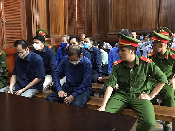 Các bị cáo trước khi tuyên án.