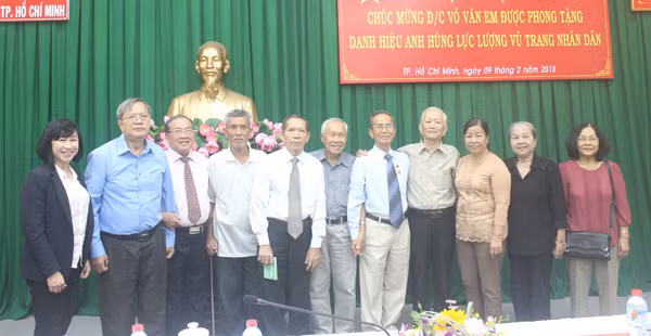 Anh hùng Võ Văn Em cùng đồng đội, đồng chí Trinh sát vũ trang B5, Ban An ninh T4.