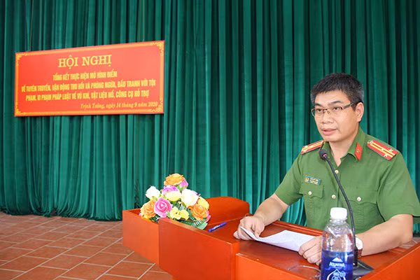 Đồng chí Thượng Tá Trần Viết Dũng - Phó trưởng phòng Cục Cảnh sát quản lý hành chính về trật tự xã hội phát biểu tại buổi tổng kết.