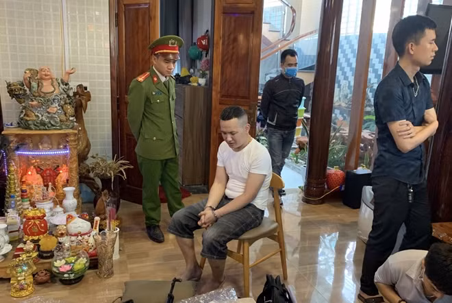 Đối tượng Lê Hoài Nam (áo trắng).