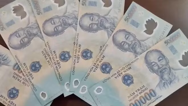 ... và tiền giả thu giữ.