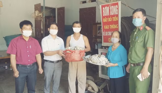Thông qua Ban Chỉ đạo Phòng, chống dịch COVID-19 xã Buôn Choah, vợ chồng ông Nguyễn Văn Kiệm và bà Nguyễn Thị Phú ủng hộ toàn bộ số tiền trong thùng công ích cho công tác phòng, chống dịch.