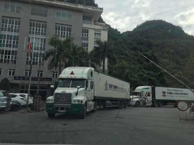 Thời gian làm thủ tục thông quan tại cặp cửa khẩu Tân Thanh – Pò Chài sẽ khôi phục lại như trước đó, buổi sáng bắt đầu từ 8h đến 11h, buổi chiều từ 12h đến 16h (giờ Việt Nam), hoạt động thông quan tại khu vực trên vào ngày nghỉ cuối tuần cũng được nối lại. Thời gian làm thủ tục thông quan tại cặp cửa khẩu Tân Thanh – Pò Chài sẽ khôi phục lại như trước đó, buổi sáng bắt đầu từ 8h đến 11h, buổi chiều từ 12h đến 16h (giờ Việt Nam), hoạt động thông quan tại khu vực trên vào ngày nghỉ cuối tuần cũng được nối lại.
