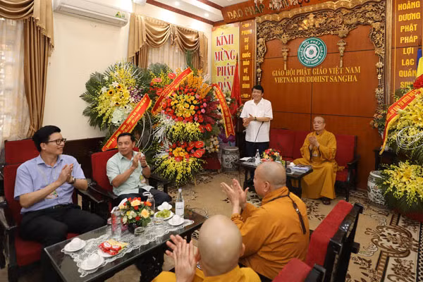 Thay mặt lãnh đạo Bộ Công an, Thứ trưởng Lương Tam Quang trao tặng lẵng hoa tươi thắm gửi tới Hội đồng Trị sự Giáo hội Phật giáo Việt Nam và các chức sắc, tăng ni, phật tử nhân dịp Đại lễ Phật đản.