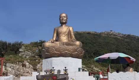 Tượng Phật Hoàng Trần Nhân Tông trên đỉnh Yên Tử.