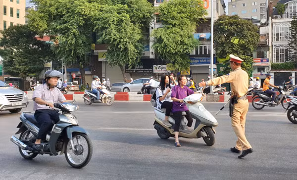 Cảnh sát giao thông tăng cường xử lý nghiêm các hành vi vi phạm pháp luật trật tự, an toàn giao thông.