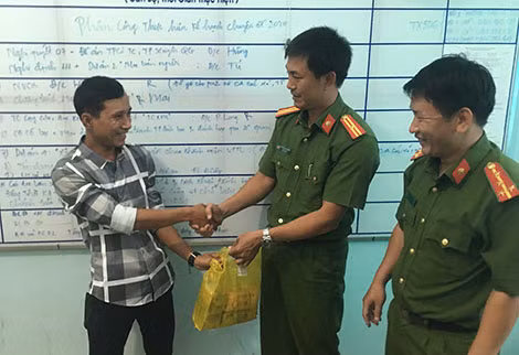 Công an huyện Cư Jút trao trả tài sản cho anh Nguyễn Đình Anh.