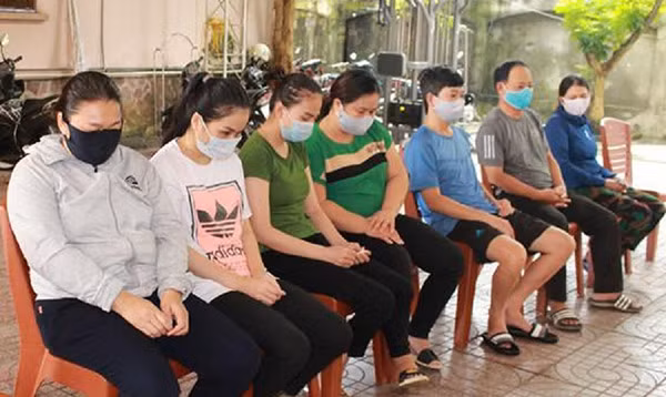 Các đối tượng tham gia đường dây đánh bạc qua mạng bằng hình thức ghi số lô, số đề.