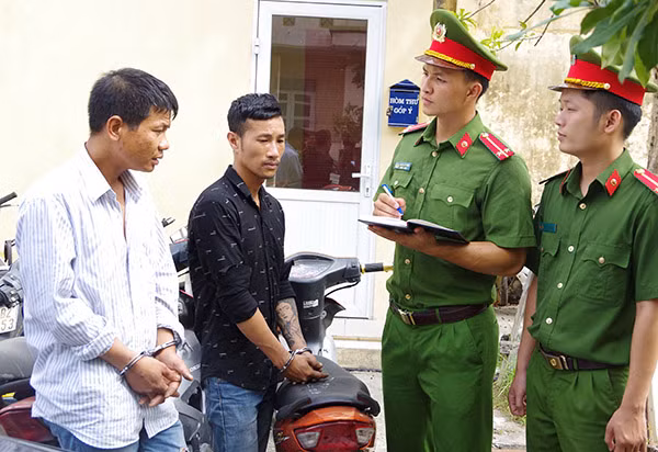 Lực lượng Công an lấy lời khác đối tượng Hùng, Quỳnh. Lực lượng Công an lấy lời khác đối tượng Hùng, Quỳnh.