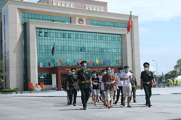 Lực lượng chức năng dẫn giải từng tốp công dân về nước.