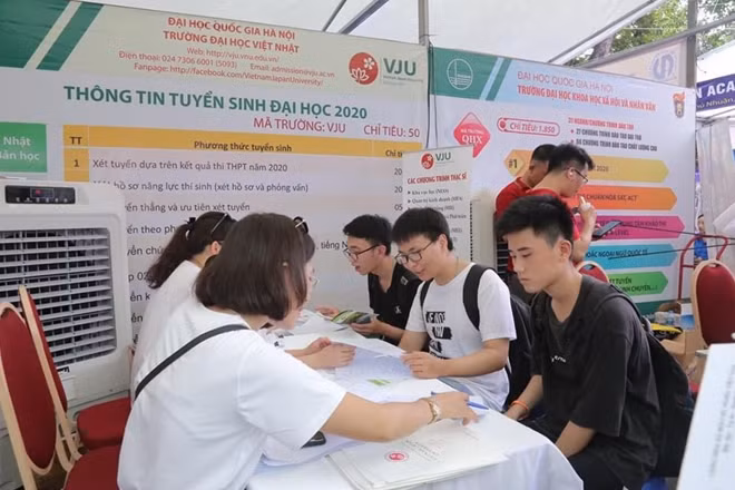 Ảnh minh họa: Học sinh tham vấn chuyên gia tuyển sinh về chọn ngành nghề tại Ngày hội tư vấn tuyển sinh.