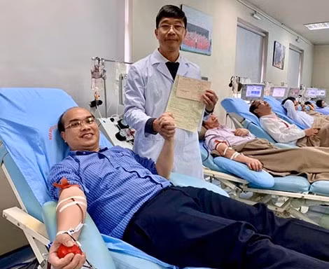Phó Trưởng khoa Vận động và Tổ chức hiến máu Nguyễn Văn Nhữ trong một lần hiến máu. Phó Trưởng khoa Vận động và Tổ chức hiến máu Nguyễn Văn Nhữ trong một lần hiến máu.