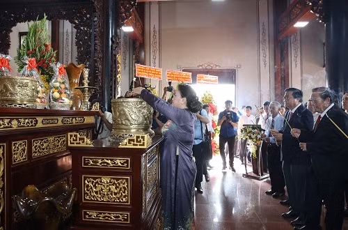 Các đồng chí lãnh đạo, nguyên lãnh đạo Đảng, Nhà nước, Quốc hội. MTTQ Việt Nam dâng hương tưởng niệm đồng chí Nguyễn Hữu Thọ.
