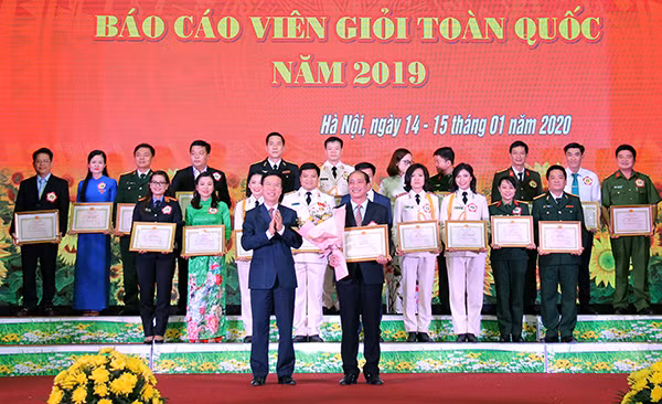 Đồng chí Võ Văn Thưởng, Trưởng ban Tuyên giáo Trung ương trao giải nhất cho thí sinh.