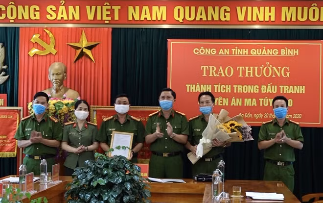 Thượng tá Nguyễn Tiến Hoàng Anh – Phó giám đốc Công an tỉnh tặng hoa, thưởng nóng Công an thị xã Ba Đồn.
