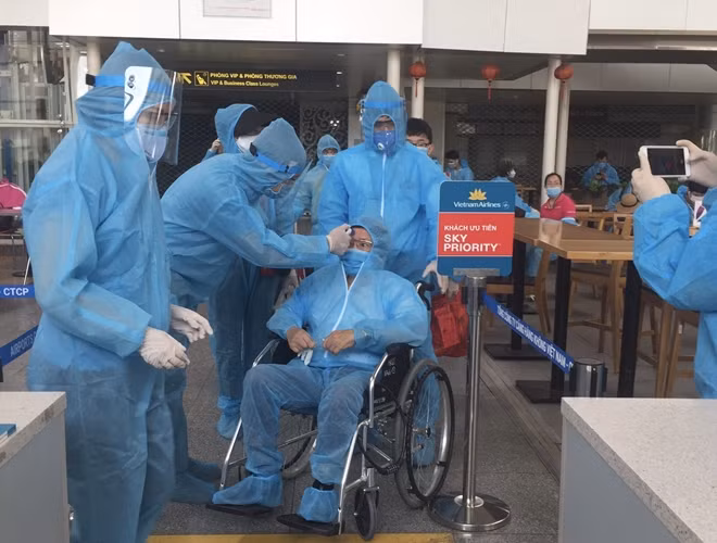 Hành khách được kiểm tra kỹ lưỡng tại sân bay Đà Nẵng...