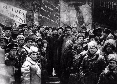 Vladimir Ilyich Lenin cùng các lãnh đạo Xôviết mừng thắng lợi Cách mạng Tháng Mười tại Quảng trường Đỏ.