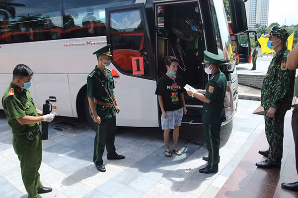 Lực lượng chức năng kiểm soát từng trường hợp.