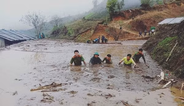 Một số hình ảnh CBCS Công an huyện Phong Thổ giúp người dân khắc phục hậu quả mưa lũ. Một số hình ảnh CBCS Công an huyện Phong Thổ giúp người dân khắc phục hậu quả mưa lũ.