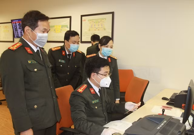 Đoàn công tác kiểm tra bộ phận cấp thị thực trực tiếp tại Cảng hàng không Quốc tế Nội Bài.