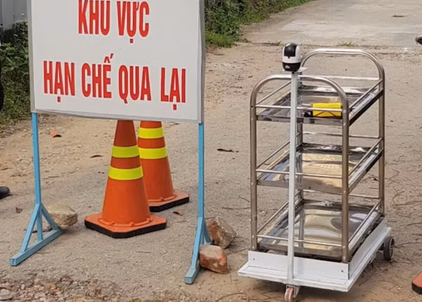 Robot hoạt động tại khu cách ly ở Bệnh viện TP Huế.