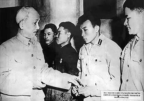 Ngày 21-12-1965, Bác Hồ tặng huy hiệu của Người cho những cán bộ, chiến sĩ Trung đoàn 600 Công an nhân dân vũ trang đạt nhiều thành tích trong công tác bảo vệ.