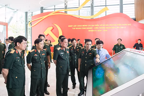 Các mô hình mô phỏng công nghệ cao của Viettel được giới thiệu tại Đại hội.