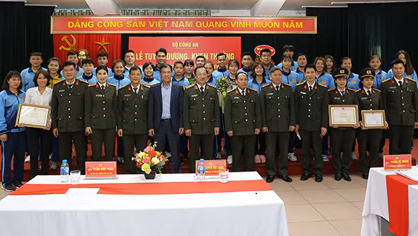 Thứ trưởng Nguyễn Văn Thành cùng các đại biểu dự Lễ Tuyên dương. Thứ trưởng Nguyễn Văn Thành cùng các đại biểu dự Lễ Tuyên dương.