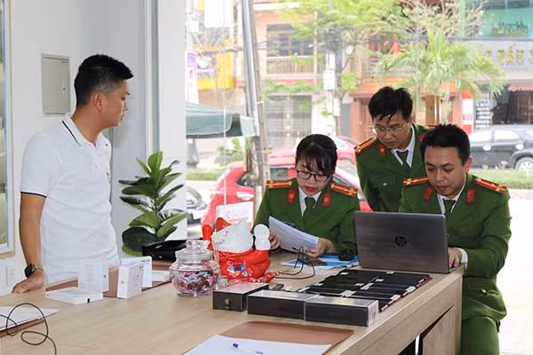 Lực lượng Công an Quảng Bình kiểm tra cửa hàng điện thoại di động Byluunhattuan phát hiện nhiều điện thoại, đồng hồ có trị giá hơn 250 triệu đồng không có hóa đơn chứng từ. Lực lượng Công an Quảng Bình kiểm tra cửa hàng điện thoại di động Byluunhattuan phát hiện nhiều điện thoại, đồng hồ có trị giá hơn 250 triệu đồng không có hóa đơn chứng từ.