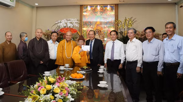 Ủy viên Bộ Chính trị, Phó Thủ tướng Thường trực Chính phủ Trương Hoà Bình cùng Hòa thượng Thích Đức Nghiệp và các chư vị tôn đức giáo phẩm Hội đồng Chứng minh Giáo hội Phật giáo Việt Nam.