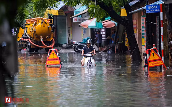 Đường phố Hà Nội thường xuyên bị ngập sau những trận mưa lớn. Ảnh: Đặng Thủy/ nguoiduatin.