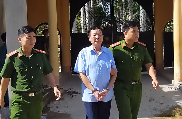 Lực lượng Công an bắt giữ Lê Hùng Mạnh. Lực lượng Công an bắt giữ Lê Hùng Mạnh.