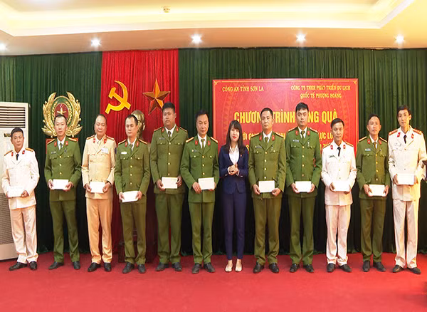 Các đồng chí thương binh nhận quà tết từ Cty TNHH phát triển du lịch quốc tế Phượng Hoàng.