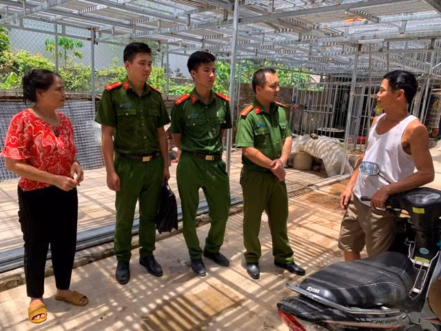 Công an huyện Yên Thuỷ tuyên truyền đến các nhà vườn trồng hoa lan cảnh giác với các thủ đoạn lừa đảo.