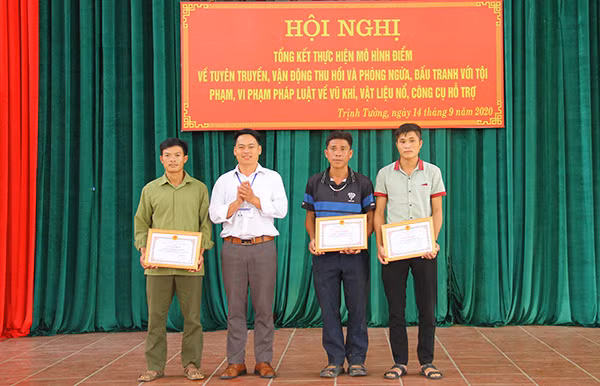 Các cá nhân được UBND xã trao giấy khen.