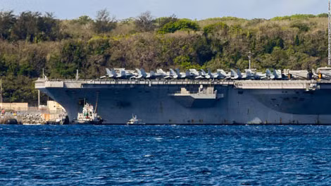 Tàu sân bay USS Theodore Roosevelt đã phải cập cảng ở Guam để xét nghiệm toàn bộ thủy thủ đoàn hơn 5.000 người. Ảnh: CNN.