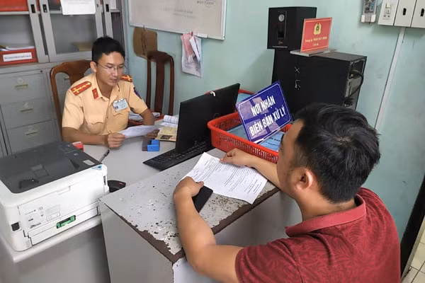 CSGT Công an tỉnh Thừa Thiên-Huế xử lý tài xế ôtô vi phạm.