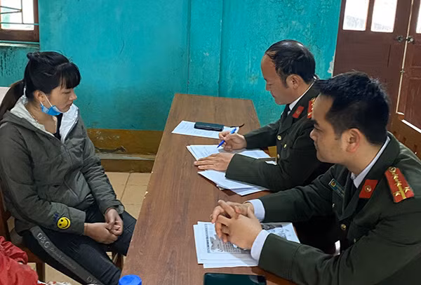 Cơ quan Công an làm việc với Lò Thị Điều về hành vi đưa tin sai sự thật trên mạng xã hội.