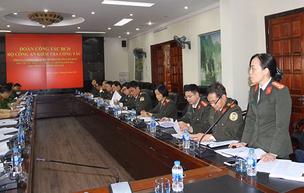 Đại tá Phạm Thị Lan Anh - Phó cục trưởng Cục Y tế Bộ Công an phát biểu tại buổi làm việc.