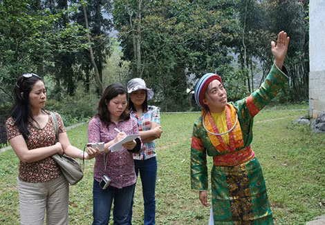 Chị Vương Thị Chở - hướng dẫn viên Khu di tích Dinh thự họ Vương say sưa giới thiệu với du khách về những nét độc đáo của Dinh.