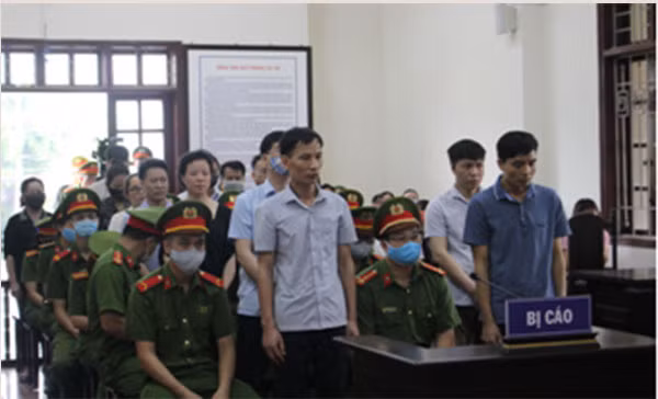 Các bị cáo tại phiên xử.