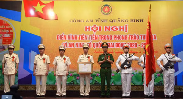 Thừa ủy quyền của Chủ tịch nước, Thiếu tướng Nguyễn Duy Ngọc - Thứ trưởng Bộ Công an trao Huân chương Chiến công hạng Ba cho Công an tỉnh Quảng Bình. Thừa ủy quyền của Chủ tịch nước, Thiếu tướng Nguyễn Duy Ngọc - Thứ trưởng Bộ Công an trao Huân chương Chiến công hạng Ba cho Công an tỉnh Quảng Bình.