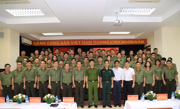 Thứ trưởng Nguyễn Duy Ngọc, các đại biểu và các học viên tại Lễ khai giảng.
