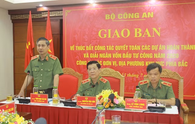 Trung tướng Trịnh Ngọc Bảo Duy, Cục trưởng Cục Kế hoạch & tài chính báo cáo. Trung tướng Trịnh Ngọc Bảo Duy, Cục trưởng Cục Kế hoạch & tài chính báo cáo.