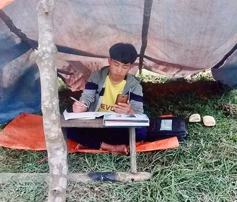 Lớp học trực tuyến của học sinh Chảo A Thư (lớp 12A4, Trường THPT số 1 Văn Bàn, huyện Văn Bàn, Lào Cai) là một túp lều trên đỉnh đồi - nơi có thể kết nối được mạng internet.